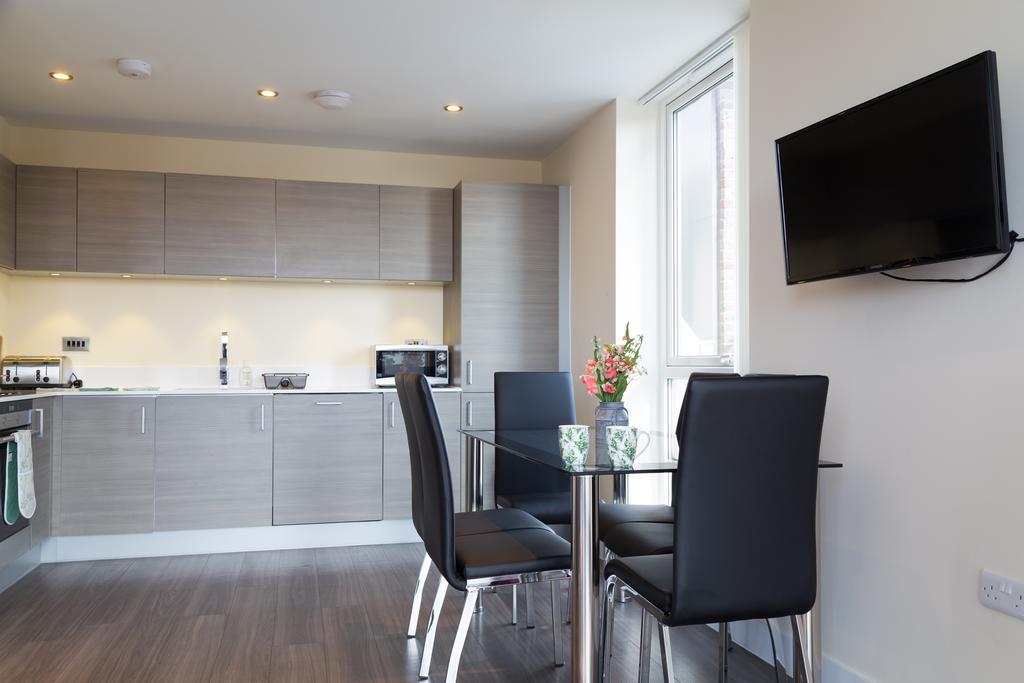 Contemporary & Homely Penthouse, 2 Mins Walk From Cambridge Station, Lift Access, Secured Gated On-Site Parking, Self Check-In, Super Fast Wifi, Terrace & Sleeps 6 Zewnętrze zdjęcie