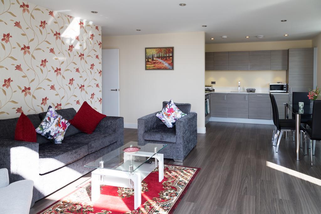Contemporary & Homely Penthouse, 2 Mins Walk From Cambridge Station, Lift Access, Secured Gated On-Site Parking, Self Check-In, Super Fast Wifi, Terrace & Sleeps 6 Zewnętrze zdjęcie