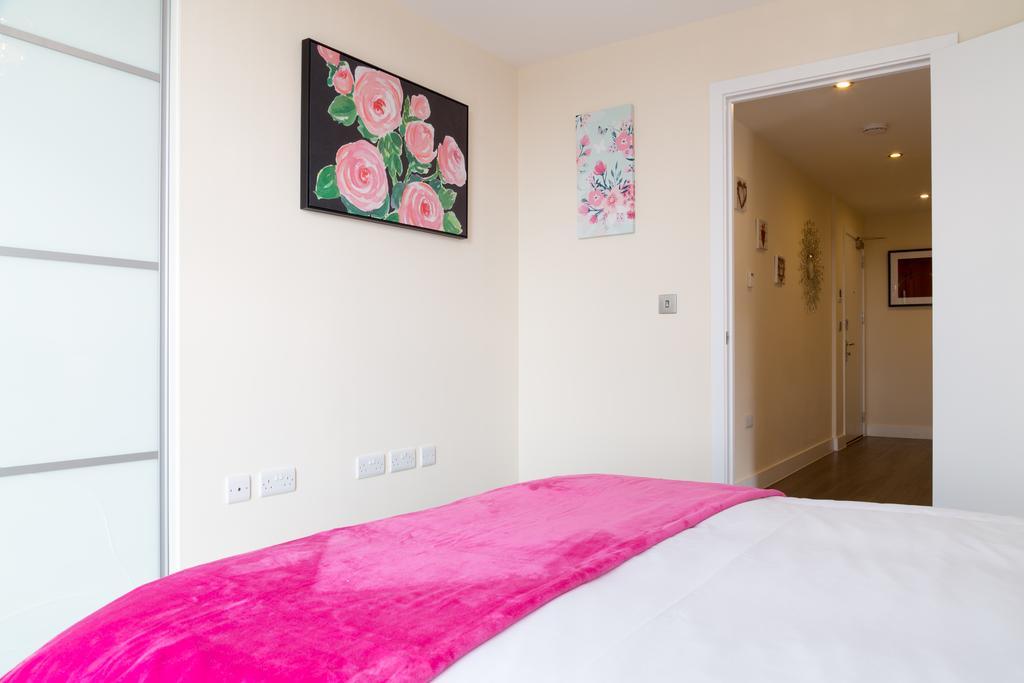 Contemporary & Homely Penthouse, 2 Mins Walk From Cambridge Station, Lift Access, Secured Gated On-Site Parking, Self Check-In, Super Fast Wifi, Terrace & Sleeps 6 Zewnętrze zdjęcie