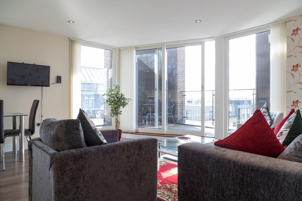 Contemporary & Homely Penthouse, 2 Mins Walk From Cambridge Station, Lift Access, Secured Gated On-Site Parking, Self Check-In, Super Fast Wifi, Terrace & Sleeps 6 Zewnętrze zdjęcie