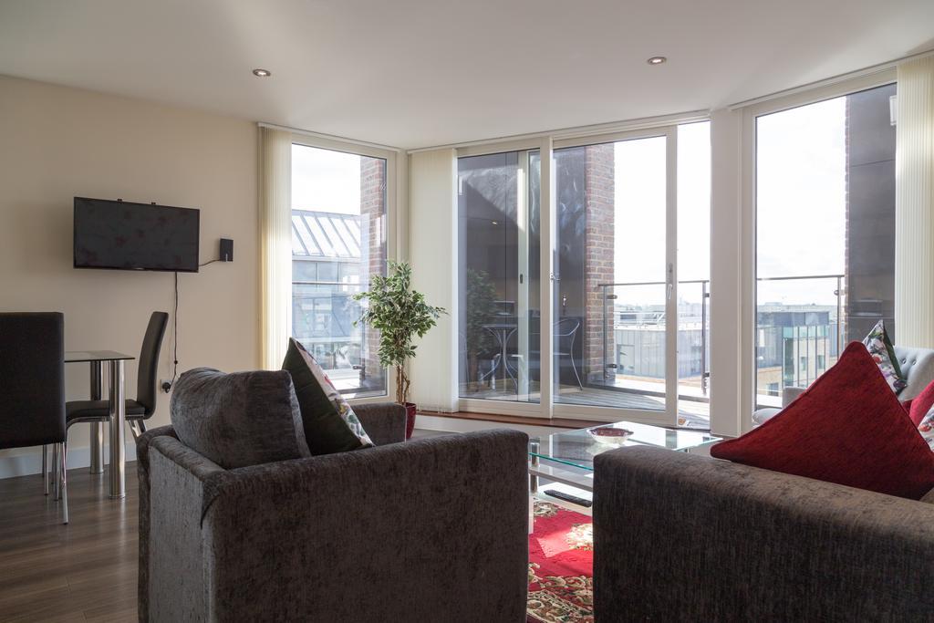 Contemporary & Homely Penthouse, 2 Mins Walk From Cambridge Station, Lift Access, Secured Gated On-Site Parking, Self Check-In, Super Fast Wifi, Terrace & Sleeps 6 Zewnętrze zdjęcie