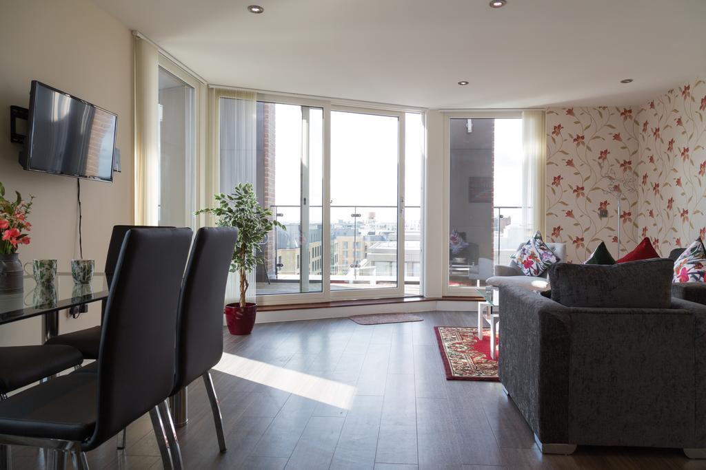 Contemporary & Homely Penthouse, 2 Mins Walk From Cambridge Station, Lift Access, Secured Gated On-Site Parking, Self Check-In, Super Fast Wifi, Terrace & Sleeps 6 Zewnętrze zdjęcie