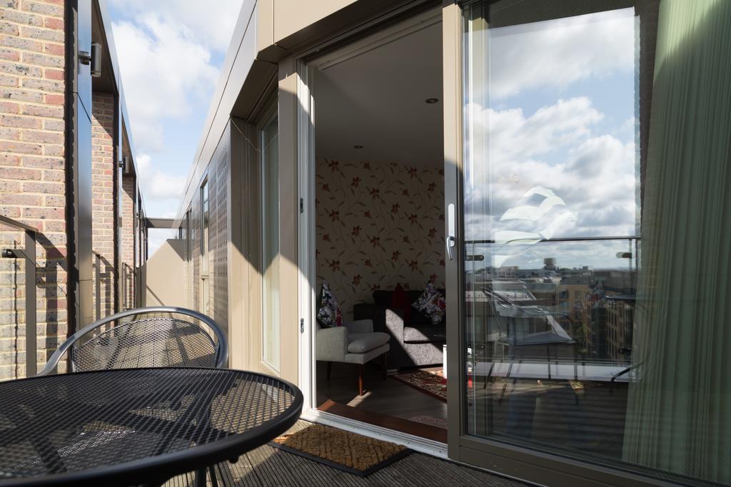 Contemporary & Homely Penthouse, 2 Mins Walk From Cambridge Station, Lift Access, Secured Gated On-Site Parking, Self Check-In, Super Fast Wifi, Terrace & Sleeps 6 Zewnętrze zdjęcie