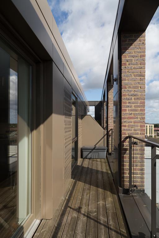 Contemporary & Homely Penthouse, 2 Mins Walk From Cambridge Station, Lift Access, Secured Gated On-Site Parking, Self Check-In, Super Fast Wifi, Terrace & Sleeps 6 Zewnętrze zdjęcie