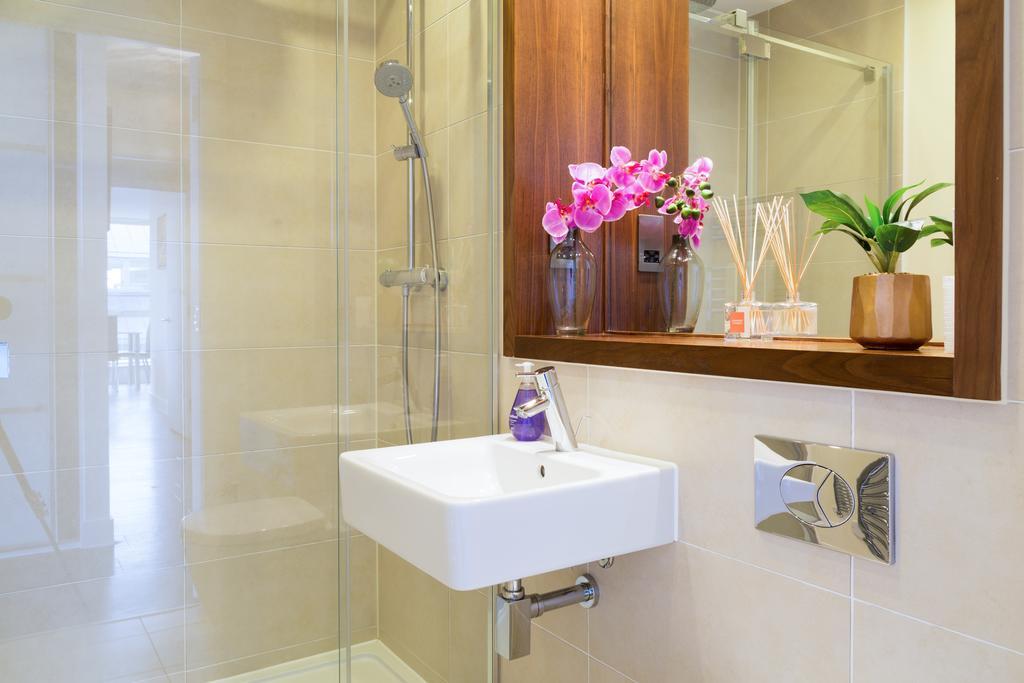 Contemporary & Homely Penthouse, 2 Mins Walk From Cambridge Station, Lift Access, Secured Gated On-Site Parking, Self Check-In, Super Fast Wifi, Terrace & Sleeps 6 Zewnętrze zdjęcie
